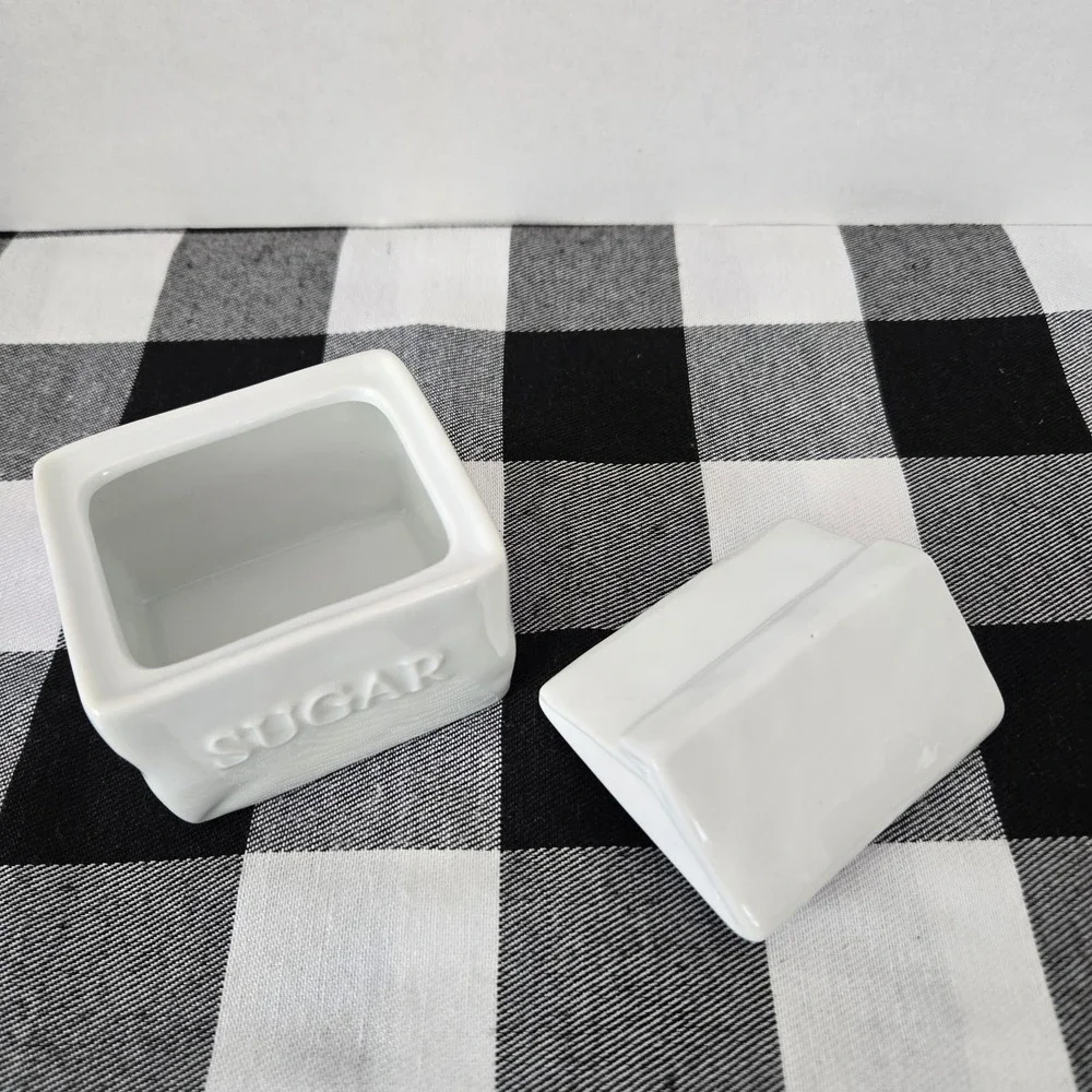 Fritz & Floyd Everyday White Porcelain Sugar/ Sugar Packet‎ Holder With Lid